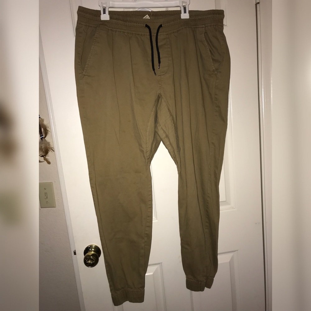 khaki joggers 👖